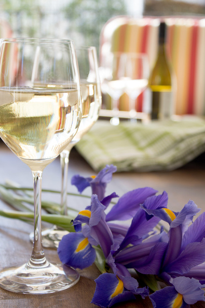 Vinho branco e lírios na primavera
 - Foto, Imagem