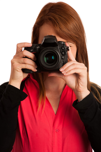 Молодая женщина-фотограф с камерой в руке
 - Фото, изображение