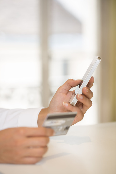 Gros plan mains de femme tenant une carte de crédit et utilisant le téléphone cellulaire
 - Photo, image