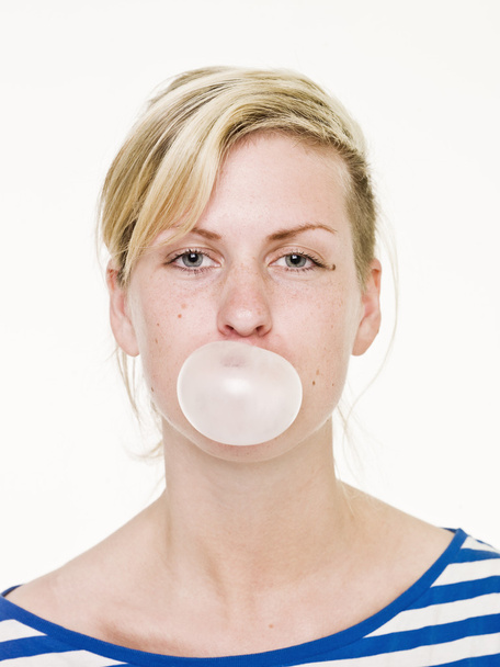 meisje met kauwgom - Foto, afbeelding