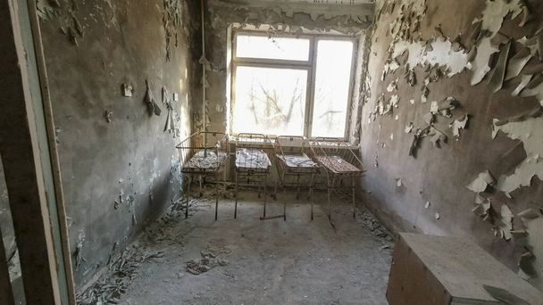 チェルノブイリのプリート放棄された部屋錆びたクレードル - 写真・画像
