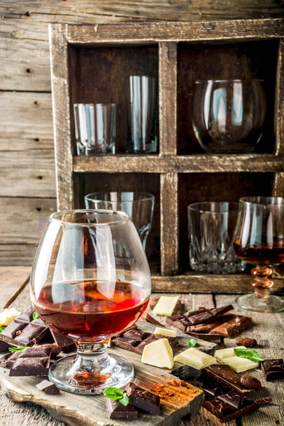 Egy pohár brandy, whiskey vagy konyak - Fotó, kép