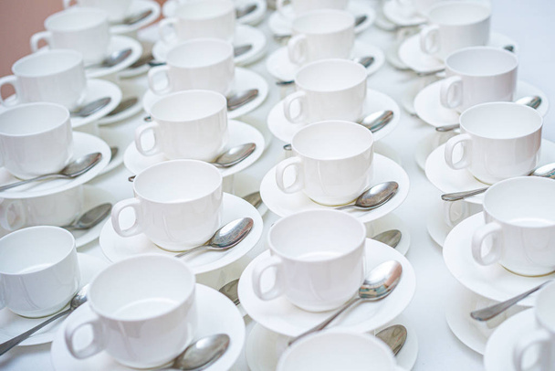 Багато білих чашок кави. Вид зверху на багато порожніх чистих білих чашок для чаю або кави
 - Фото, зображення