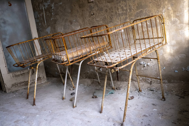 Černobyl pripriat opuštěné pokoje rezavé kolébky - Fotografie, Obrázek