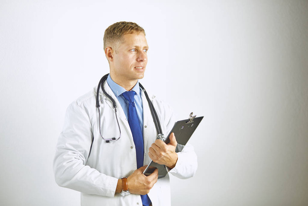 Giovane medico fiducioso in un cappotto bianco con uno stetoscopio - Foto, immagini