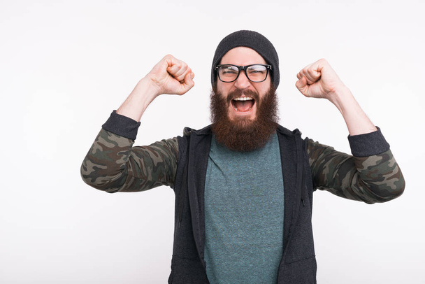 Foto del hombre barbudo hipster con anteojos y celebrando
 - Foto, imagen