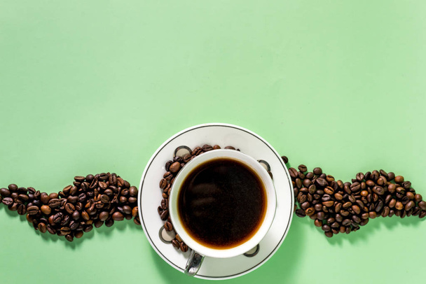 Taza de café y granos de café sobre un fondo de menta ligera
 - Foto, Imagen
