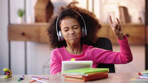 Afro-Amerikan çocuk kulaklıkla rock müzik dinliyor. - Video, Çekim