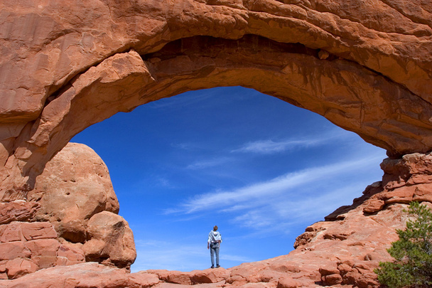 Чоловік стоїть на скелі
 - Фото, зображення