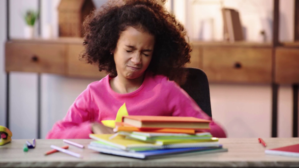 enfoque selectivo de triste afroamericano tirar libros de escritorio
 - Imágenes, Vídeo