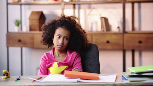 вибірковий фокус сумної афроамериканської дитини, що робить домашнє завдання
 - Кадри, відео