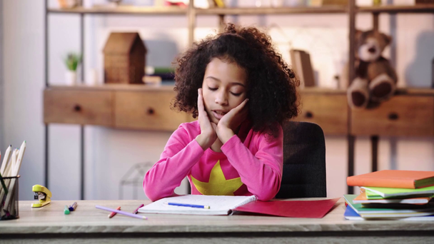 сумний і втомлений афроамериканський малюнок дитини з кольоровими олівцями
 - Кадри, відео