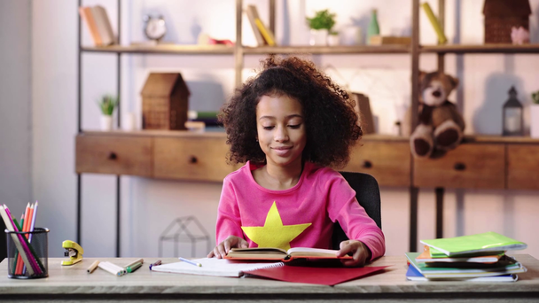 happy african american child reading book - Footage, Video
