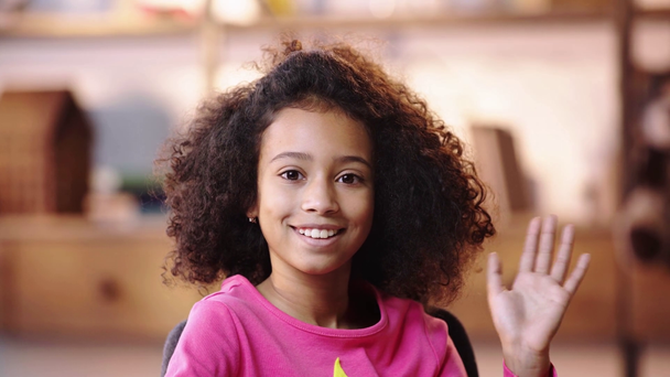 glimlachend Afrikaans Amerikaans kind zwaaiende hand - Video