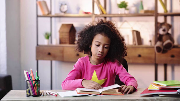 ontevreden Afrikaans Amerikaans kind lezen boek en tonen duim naar beneden - Video