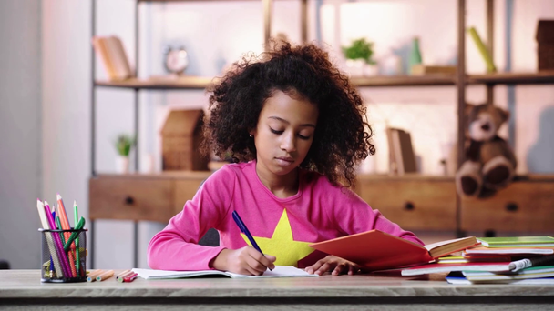Afrikaans amerikaans kind doet huiswerk - Video