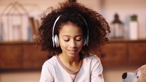 Afro-Amerikan çocuk kulaklıkla müzik dinliyor. - Video, Çekim
