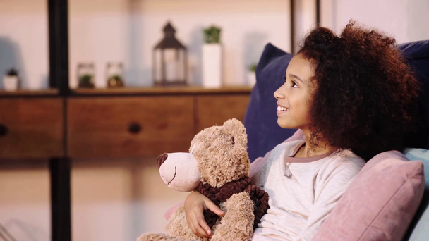 afro-americano criança mudar canais enquanto assiste tv com ursinho de pelúcia
 - Filmagem, Vídeo