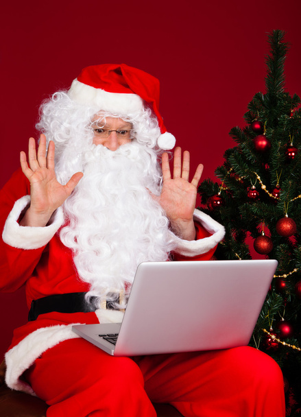 Portrait de Père Noël regardant ordinateur portable
 - Photo, image