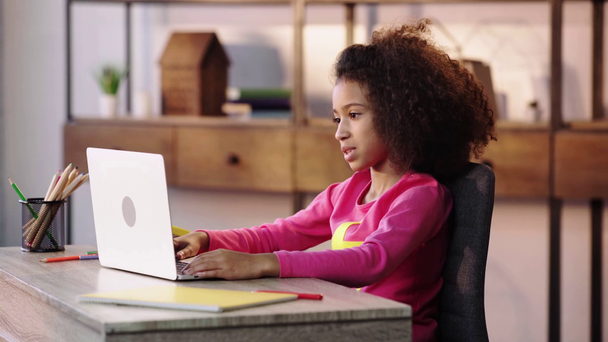 Afrikanisch-amerikanisches Kind mit Videochat auf Laptop - Filmmaterial, Video