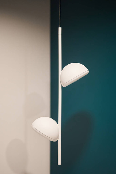 Elegantes lámparas fluorescentes de metal blanco. Interior del diseñador
 - Foto, imagen