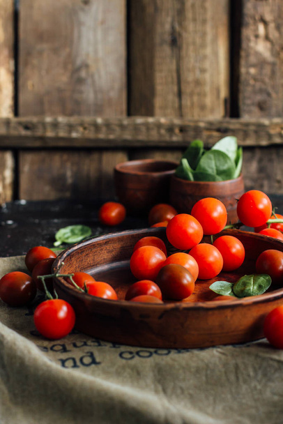 Branch of cherry tomatoes on plate.  - Zdjęcie, obraz