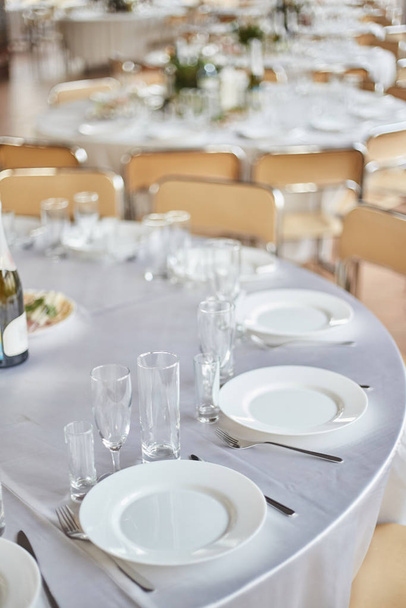 Набір столів для вечірки або весільного прийому
. - Фото, зображення