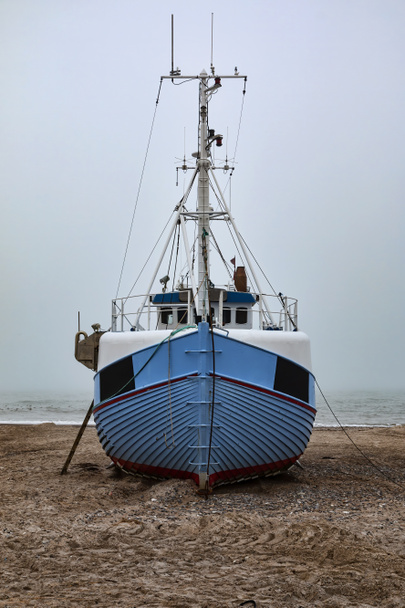 海岸の漁船は  - 写真・画像