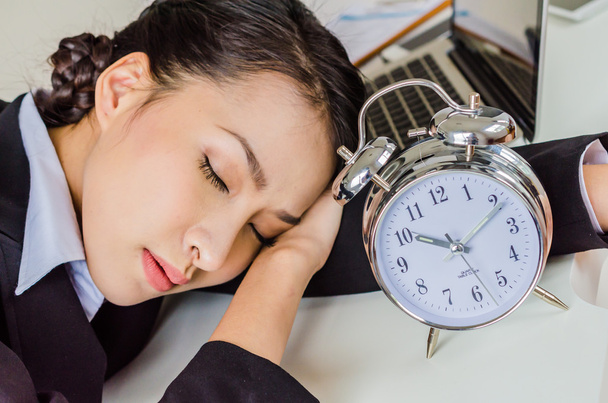 junge Geschäftsfrauen schlafen im Büro - Foto, Bild