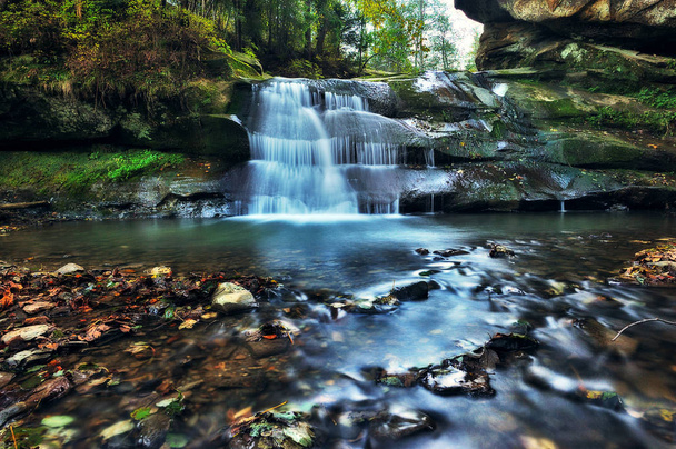Herbstwasserfall. malerischer Wasserfall in den Karpaten - Foto, Bild