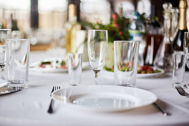 Zestaw stołowy na przyjęcie okolicznościowe lub wesele. - Zdjęcie, obraz