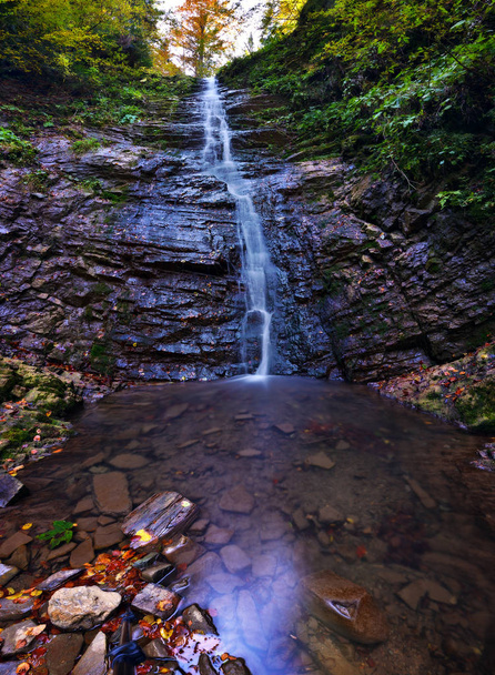 jesienny wodospad. malowniczy wodospad w Karpatach - Zdjęcie, obraz