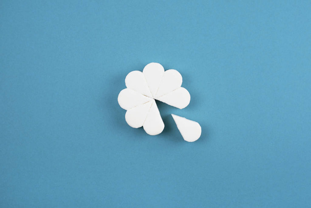 Cosmetic face sponges in the shape of a flower on a turquoise background. - Foto, Imagen