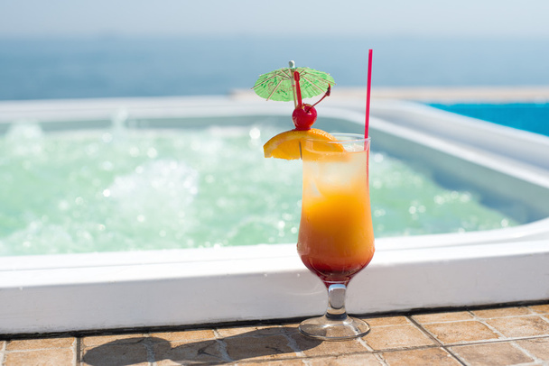 Cocktail near the swimming pool - Foto, afbeelding
