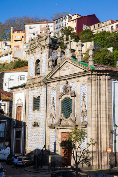 Iglesia parroquial histórica de Sao Pedro de Miragaia en el centro de Oporto
  - Foto, imagen