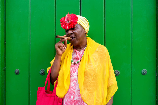 Velha senhora cubana fumar um charuto grande em La Havana, Cuba
   - Foto, Imagem