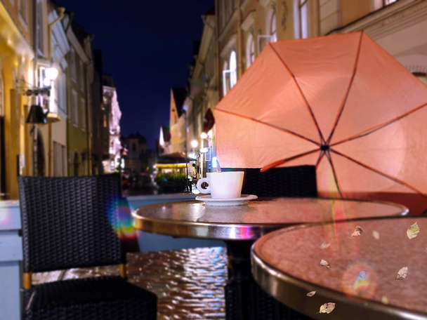  Street Cafe Automne Pluvieux Soirée parapluie rose sur vieux trottoir ville lumière floue effet bokeh fond
 - Photo, image