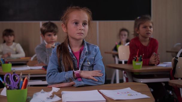 Μαθητές που ακούνε προσεκτικά το δάσκαλο του σχολείου - Πλάνα, βίντεο