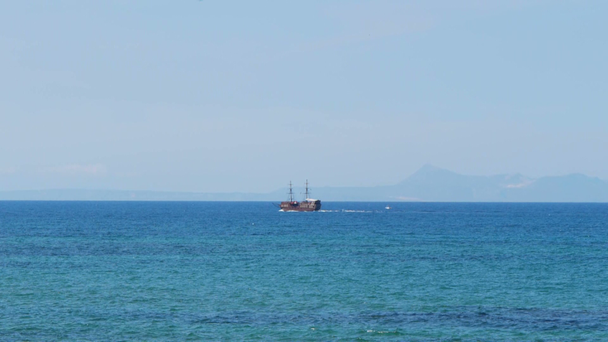 pirat łodzią w morze - Materiał filmowy, wideo