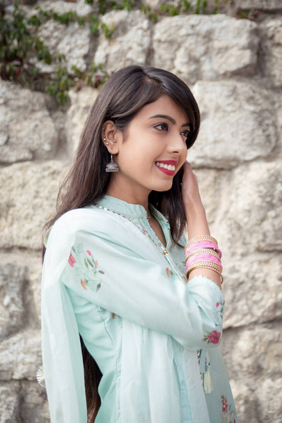 Armbanden om de handen van het meisje. Traditionele accessoires van Indiase meisjes. Meisje in traditionele Indiase kleding, salwar kameez. - Foto, afbeelding