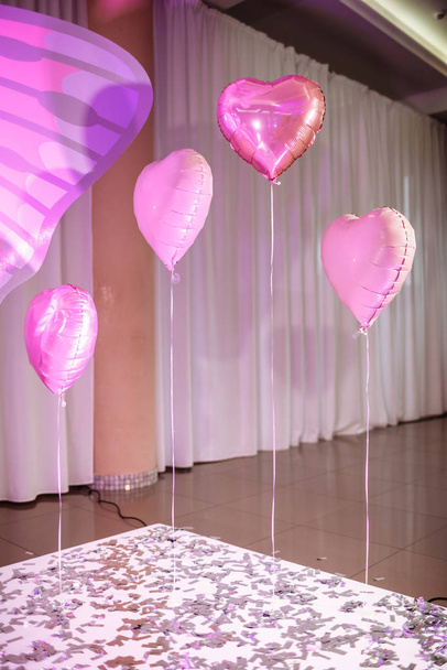 Aufblasbare rosa Herzbälle im Innenraum - Foto, Bild