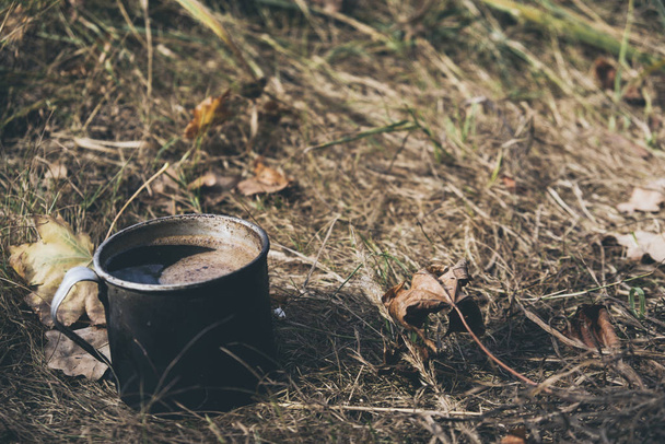 Autumn. A cup of hot coffee on the fire. - Foto, Bild