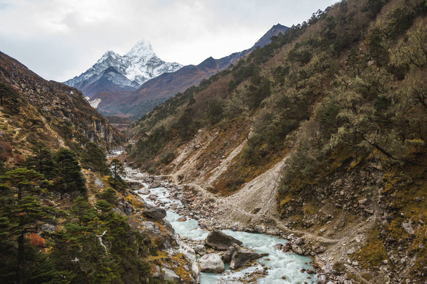 Rio Bhote e monte Ama Dablam. Nepal
 - Foto, Imagem