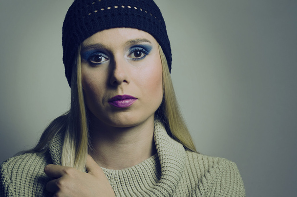 Modeporträt einer blonden Frau mit Rollkragen und Hut - Foto, Bild