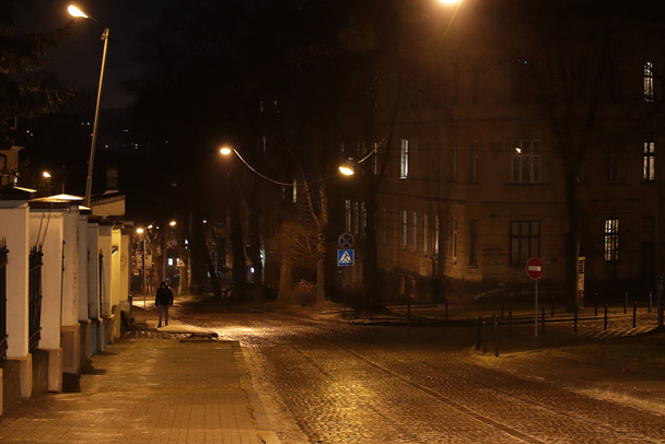 Lviv, Ucrania - 1 9 2020: paisaje de la ciudad nocturna. Monumento a la arquitectura europea calle Korolenka. Las luces de una antigua ciudad turística. Estructuras de piedra renacentista. Edificio religioso
 - Foto, imagen