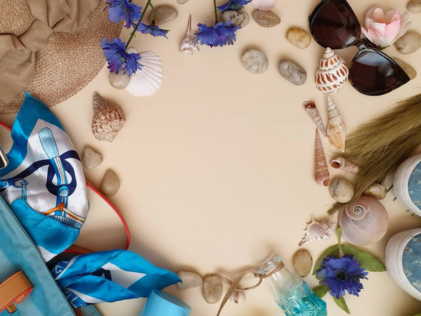 Ocean seahell sea summer beach spa meditation blue background concept Γυναικεία μόδα παραλία Αξεσουάρ καλοκαίρι λευκό seahell αγριολούλουδα τσάντα γυαλιά ηλίου φόντο παραλία ωκεανός καλοκαίρι τηλέφωνο   - Φωτογραφία, εικόνα