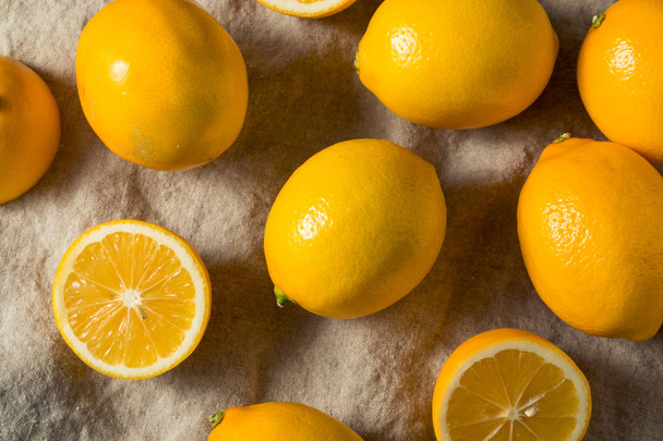 Raw Yellow Organic Meyer Lemons - Foto, afbeelding