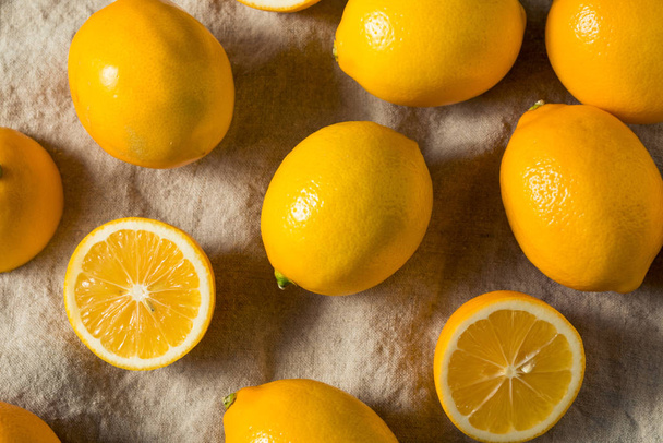 Raw Yellow Organic Meyer Lemons - Φωτογραφία, εικόνα