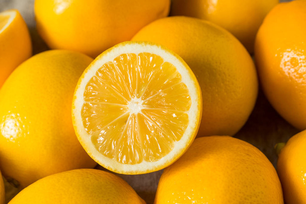 Raw Yellow Organic Meyer Lemons - Foto, immagini