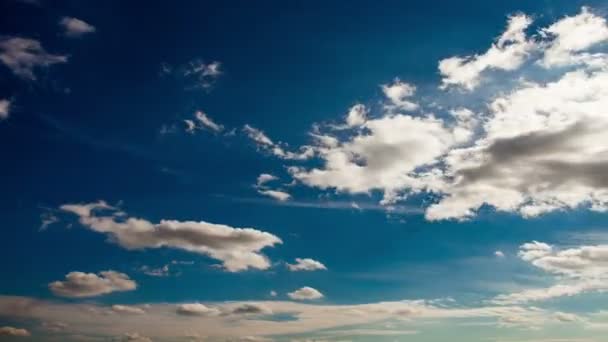 witte wolken timelapse op de blauwe hemel - Video